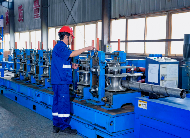 配置4个功能板块：工具制造中心、筛管制造中心、产品测试中心、质量控制中心；